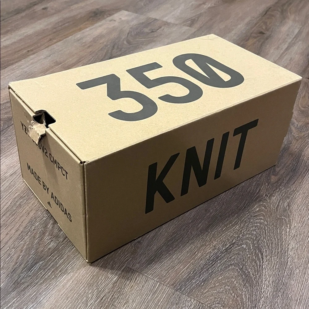 Adidas Yeezy boost 350 v2’s size 6 1/2
